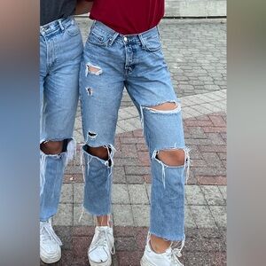 Lightwash distressed jeans